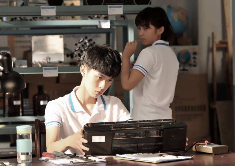 为啥刚开始谈恋爱，就被班主任察觉？都是过来人，谁瞒得了谁！