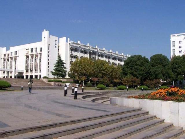 衡水中学“风头”被抢，这所中学大丰收，“垫底生”都能上211