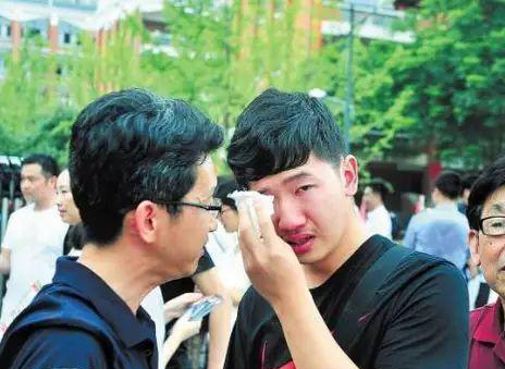 我国高考历史上，最难的三次数学考试，考生都是哭着走出考场