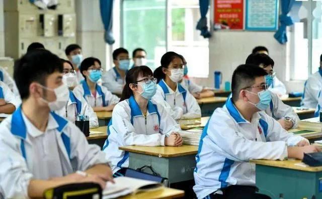 高考结束，为什么监考老师会连试卷和草稿纸一块收走？