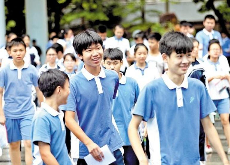 高中有望纳入义务教育？教育部的明确通知，让家长松了口气 