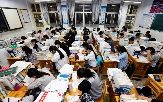 高考迫在眉睫，孩子在家手机不离手，父亲看到后反而感到欣慰 