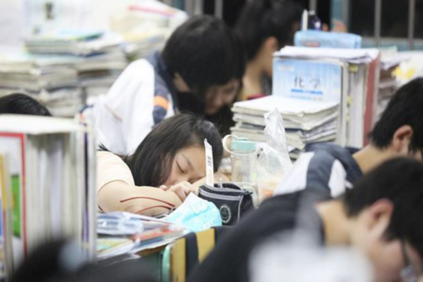 七成尖子生沦为中等生？初中前几名，高中垫底，真不是自负造成的 