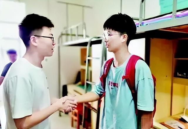 高中生应该“走读”还是“住校”？